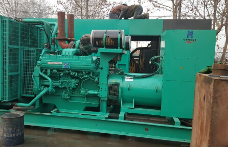 荔波发电机组如何判断水冷式机油散热器内部是否需要清洗？